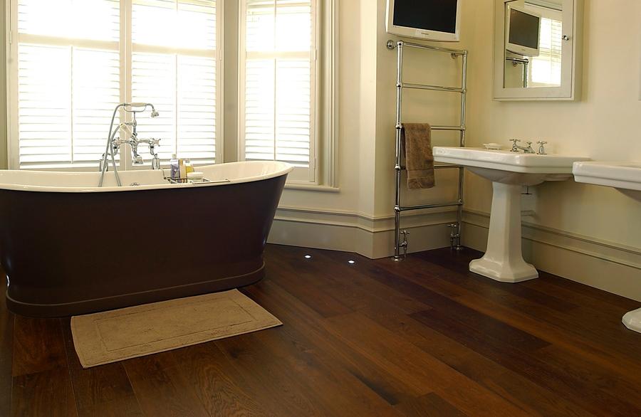 Thi công sàn nhà tắm chống thấm nước bằng thảm trải gỗ nhựa DURAflex giá rẻ