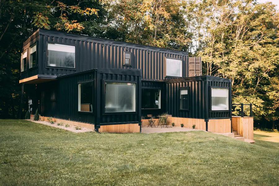 Mẫu nhà container 200 triệu đẹp, đáo với các thung container được đặt chồng lên nhau