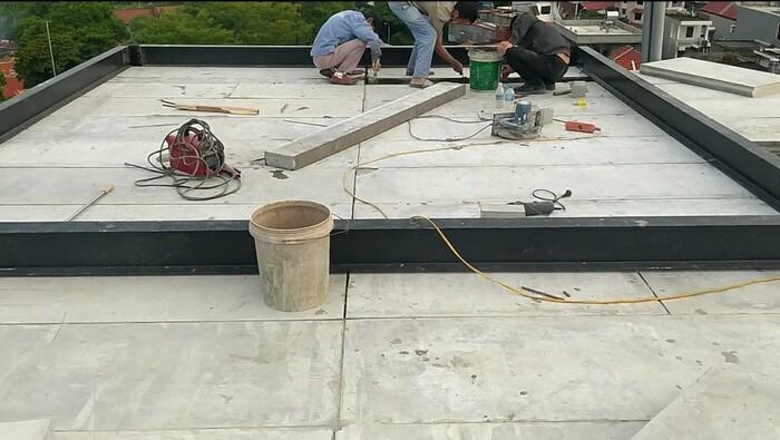 xây sàn nhà lắp ghép bằng vật liệu tấm bê tông siêu nhẹ giúp tiết kiệm thời gian và chi phí