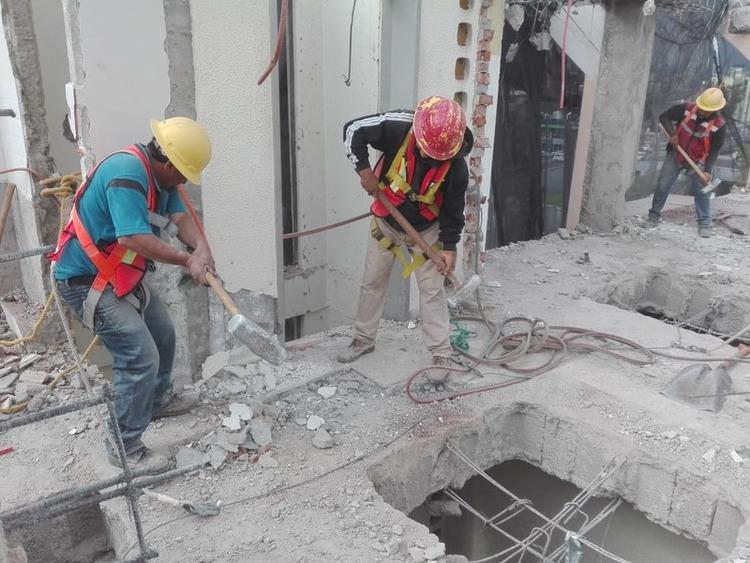 Tiến hành dỡ bỏ các phần xuống cấp khi tiến hành cải tạo nhà cũ