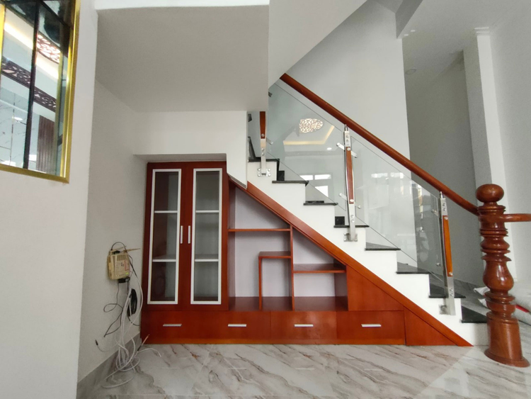 Mẫu vách ngăn cầu thang giật cấp kết hợp giữa kính và gỗ