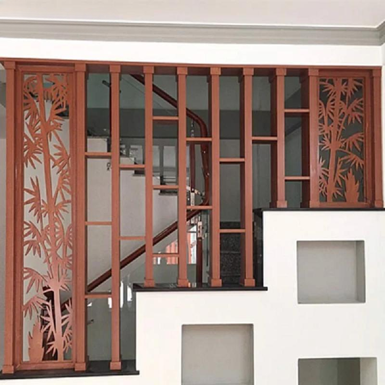 Mẫu vách ngăn cầu thang lam gỗ kết hợp họa tiết hoa văn