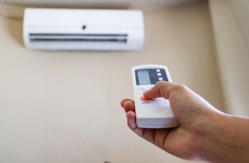 Sử dụng quạt và điều hòa chống nóng là cách phổ biến giúp làm mát không gian sống nhanh chóng