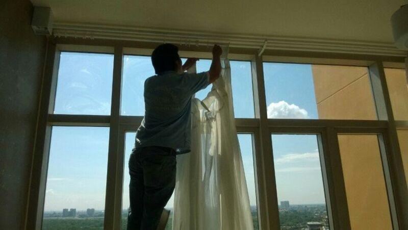 Treo vải nhúng nước hoặc mành trước cửa là biện pháp chống nóng hiệu quả, dễ thực hiện