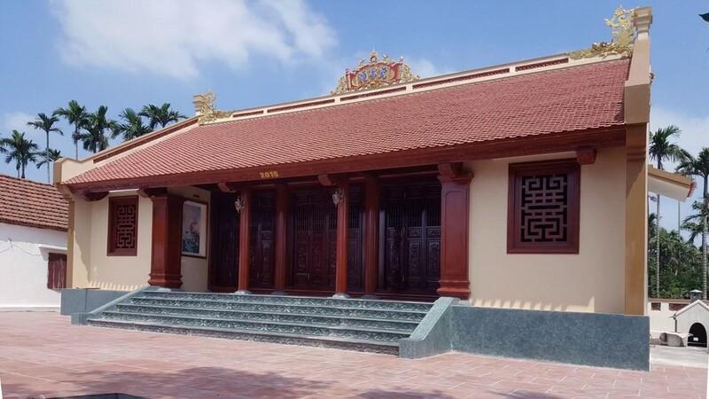 Nhà ba gian hai chái là kiểu nhà truyền thống gồm ba gian chính ở mặt tiền và hai chái phụ ở hai bên hông nhà