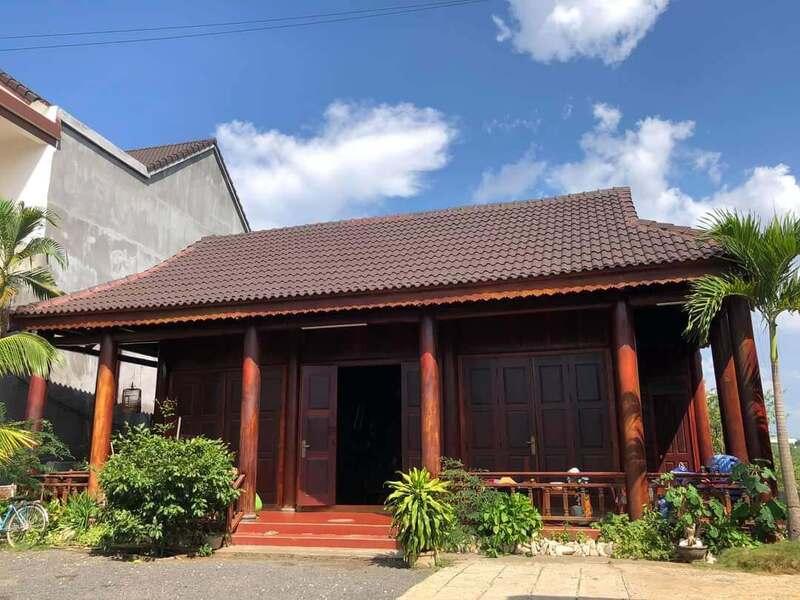 Thiết kế nhà 3 gian truyền thống nổi bật với mái ngói, khung gỗ và bố cục đối xứng đặc trưng