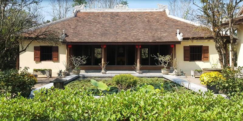 Thiết kế nhà gỗ 3 gian 2 chái mang đậm dấu ấn kiến trúc truyền thống với kết cấu cột kèo chắc chắn