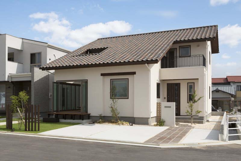 Mẫu nhà ống cấp 4 mái ngói có gác lửng hiện đại, tạo điểm nhấn ấn tượng cho ngôi nhà
