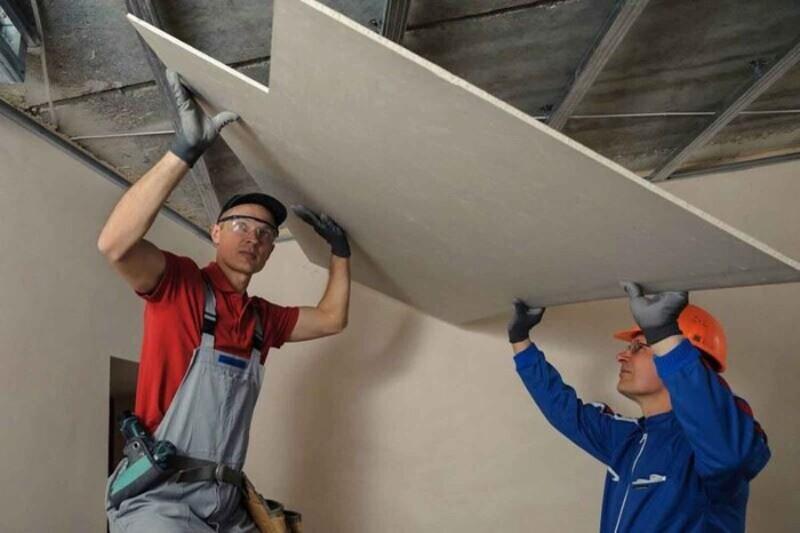 Trần nhựa là giải pháp cách nhiệt trần nhà phổ biến nhờ đặc tính nhẹ, dễ thi công và chi phí thấp