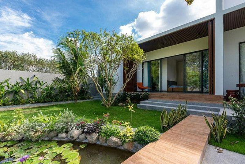 Thiết kế nhà đẹp sân vườn kết hợp hồ nước gần gũi với thiên nhiên