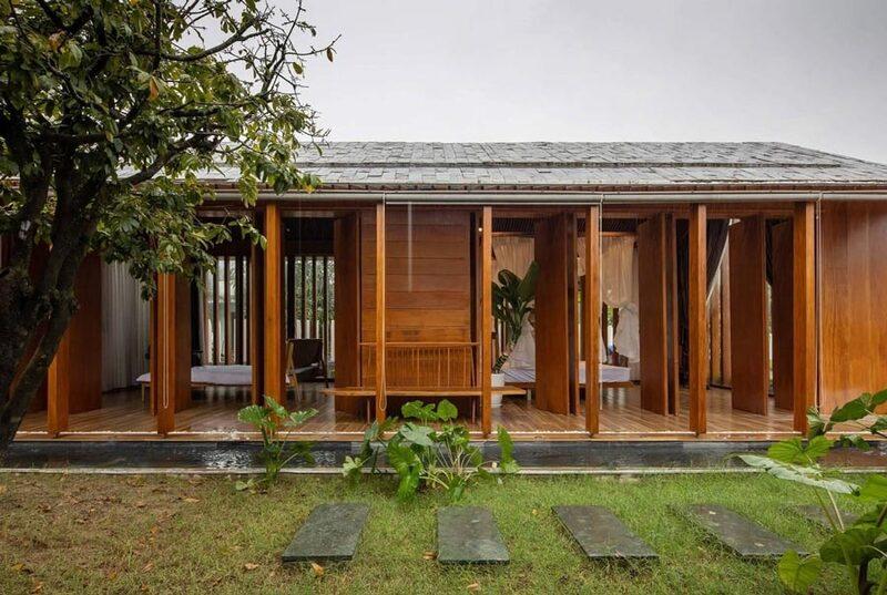 Mẫu nhà gỗ cấp 4 đẹp với nhiều cửa sổ thoáng đãng, tạo cảm giác rộng rãi, thư giãn