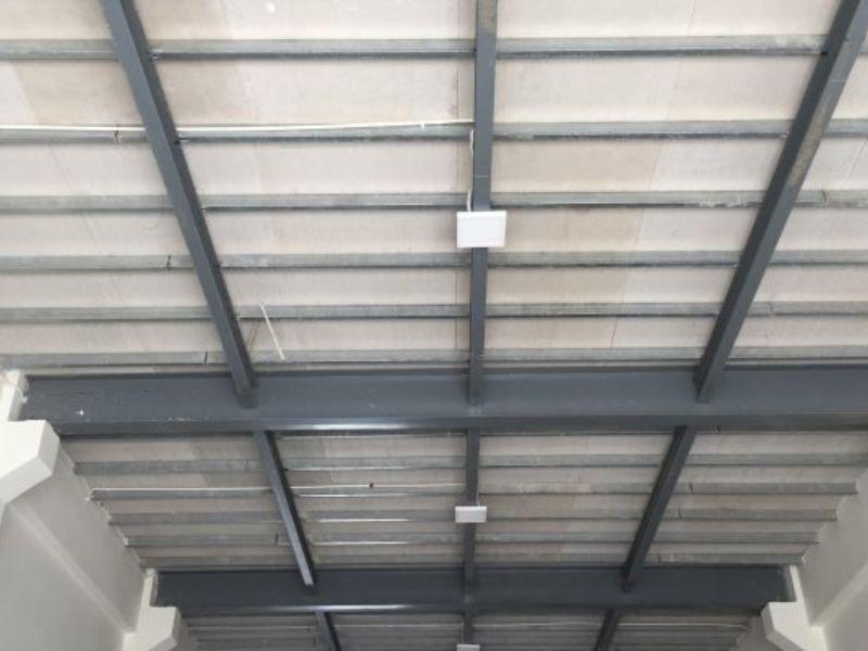 Đóng khung trần chìm phía dưới gác xép để tăng tính thẩm mỹ