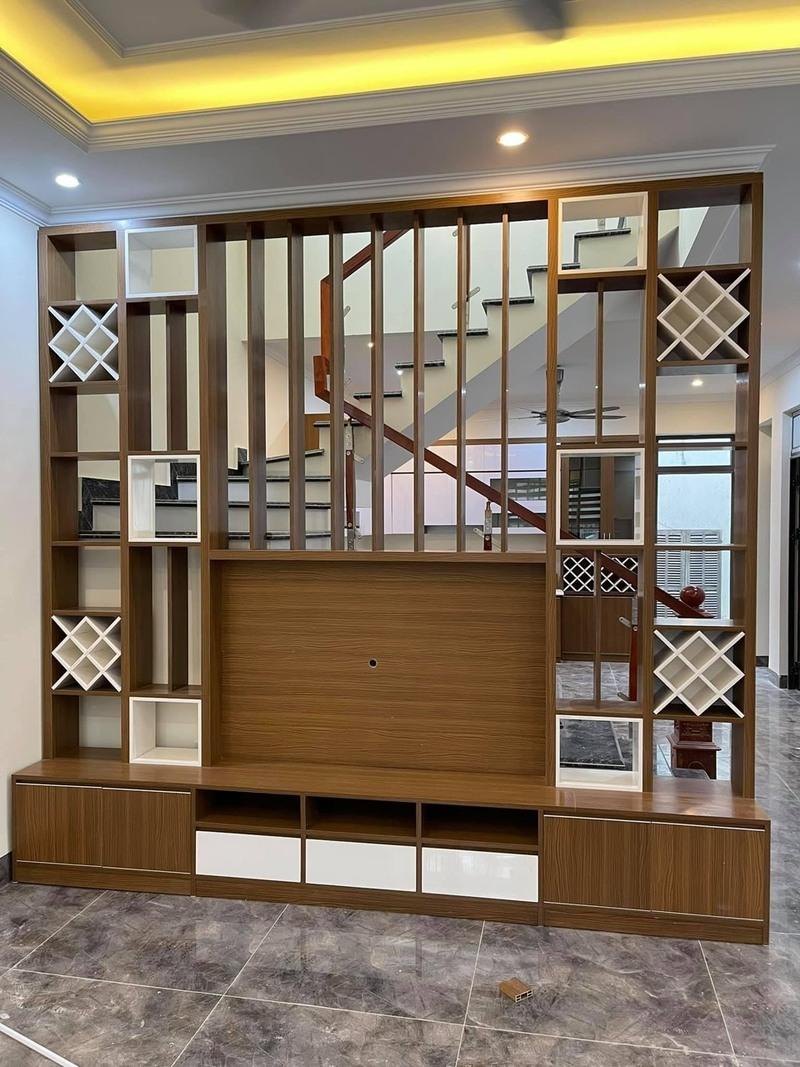 Mẫu vách ngăn phòng khách và cầu thang thanh lịch, phù hợp nhà phố hiện đại