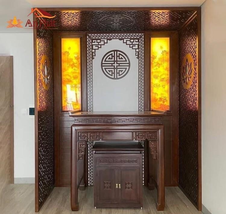 Vách ngăn phòng thờ hoa văn chữ Vạn hiện đại