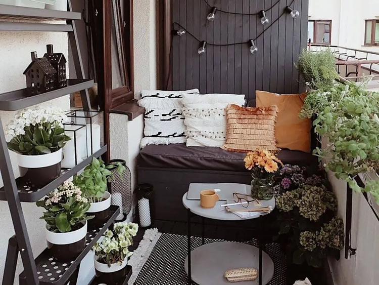Cải tạo ban công chung cư đẹp với các chậu hoa nhỏ tạo góc thư giãn