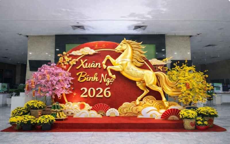 Mẫu trang trí Tết cổ truyền 2026 sang trọng với ánh sáng 