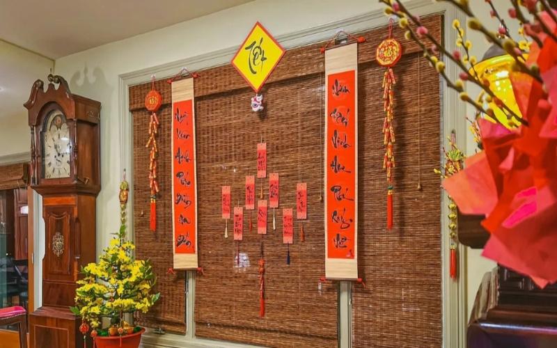 Mẫu trang trí Tết cổ truyền ở phòng khách với câu chúc tết dán tường