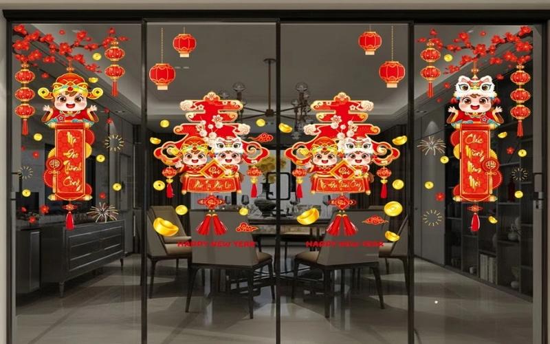 Mẫu trang trí Tết cổ truyền cửa kính phòng khách với decor độc đáo