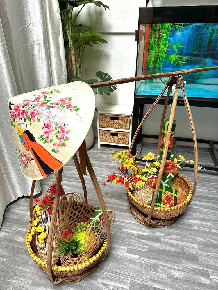 Trang trí Tết phòng khách với thúng tre giúp không gian thêm phần ấn tượng