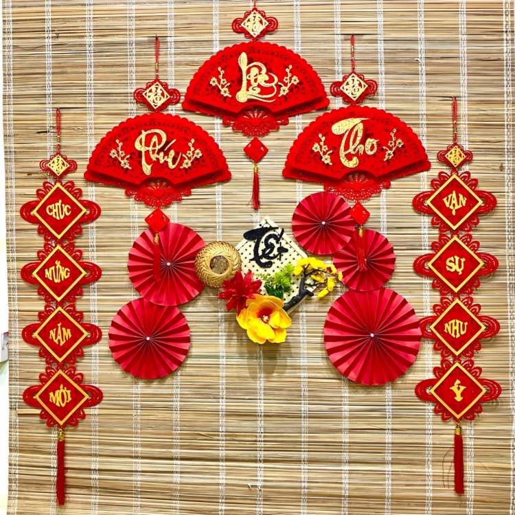 Trang trí phòng khách ngày Tết cổ truyền 2026 với mành tre đơn giản, mộc mạc