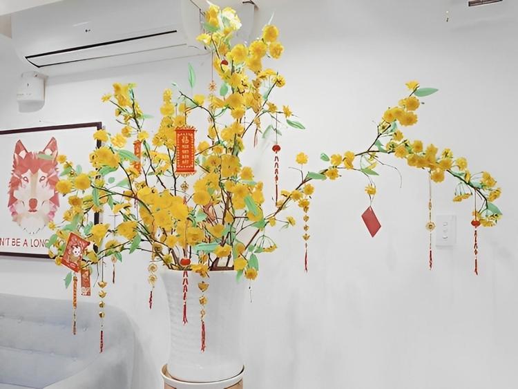 Trang trí Tết phòng khách siêu đẹp bằng hoa mai giả