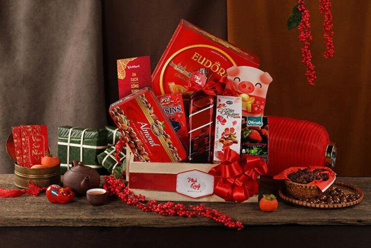 Trang trí Tết phòng khách bằng set quà Tết độc đáo sẽ giúp không gian thêm phần đủ đầy