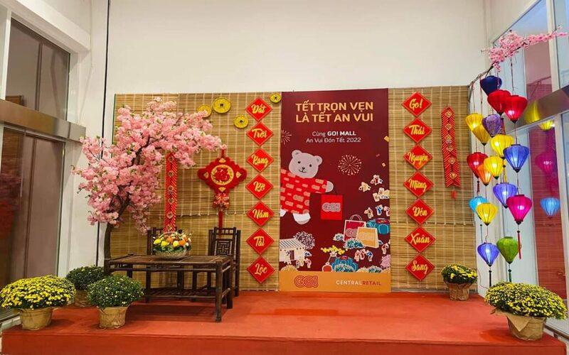 Mẫu trang trí Tết cổ truyền Việt Nam ở mặt tiền công ty