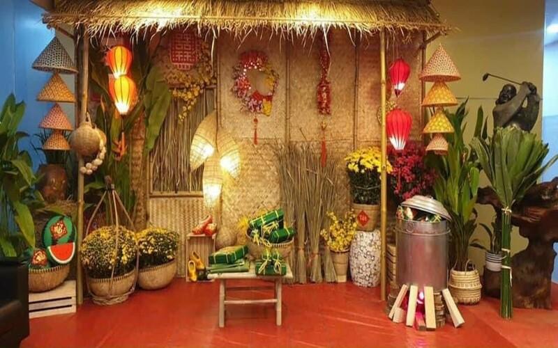 Trang trí Tết cổ truyền 2026 ở sảnh trường đại học