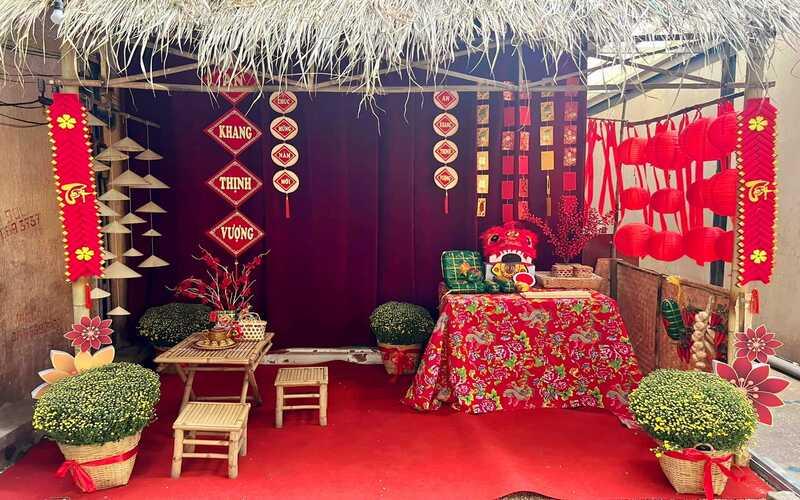 Mẫu trang trí góc Tết cho quán cà phê cực thu hút với tone hồng và đỏ 