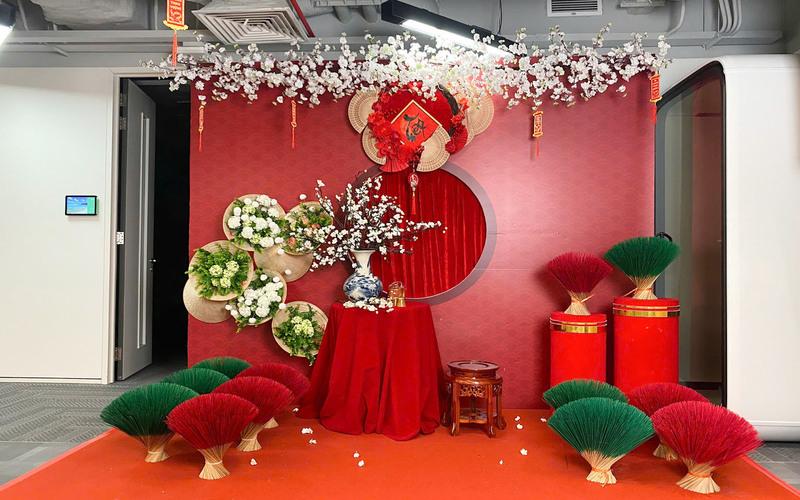 Mẫu trang trí Tết cổ truyền đơn giản ở góc công ty 