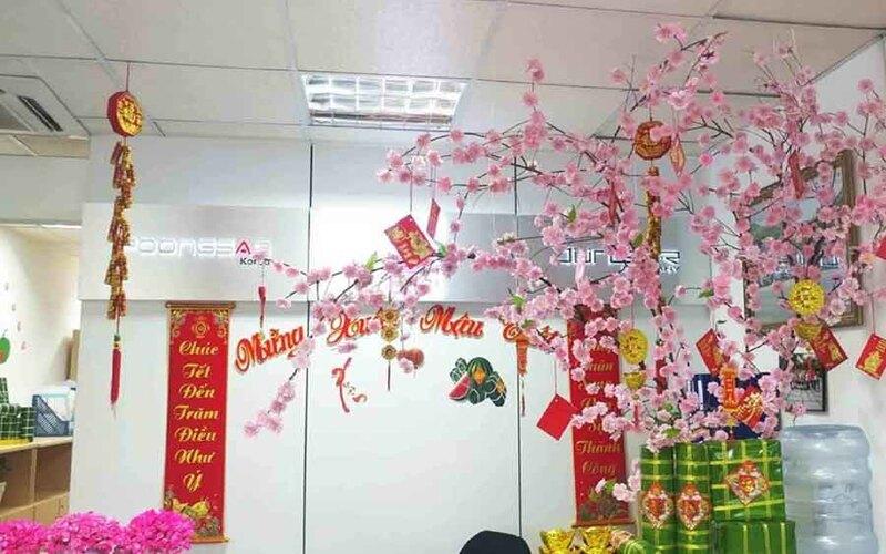 Mẫu trang trí Tết cổ truyền hiện đại cho văn phòng