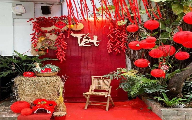 Trang trí Tết độc đáo với mành tre 2026 ở trong văn phòng