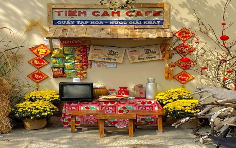 Mẫu trang trí Tết cổ truyền năm 2026 cho quán cà phê hiện đại với cúc mâm xôi 