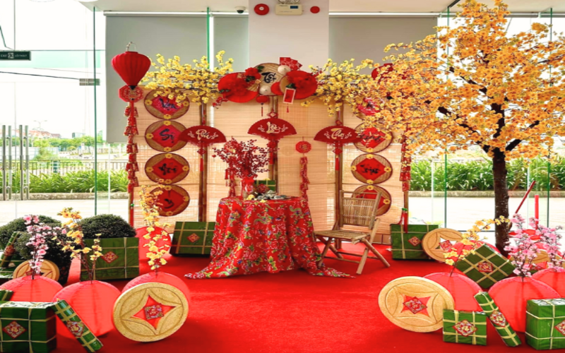 Mẫu trang trí tiểu cảnh Tết cổ truyền 2026 ở công ty
