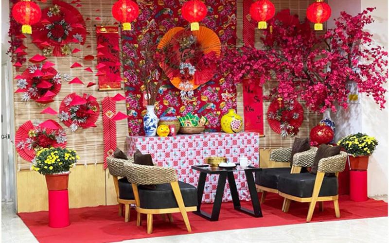 Mẫu trang trí Tết cổ truyền với hoa đào cho công ty