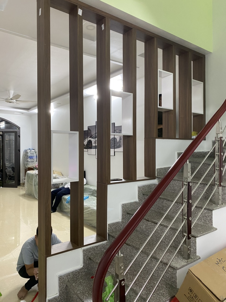 Mẫu vách ngăn cầu thang tam cấp đẹp, độc đáo