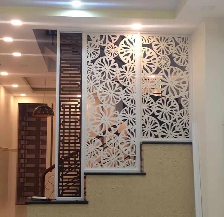 Mẫu vách ngăn cầu thang phòng khách CNC độc đáo, mới lạ