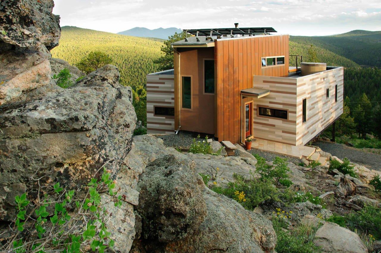 Nhà container vận hành độc lập bằng năng lượng mặt trời giữa vùng núi Colorado (Nguồn: Internet)