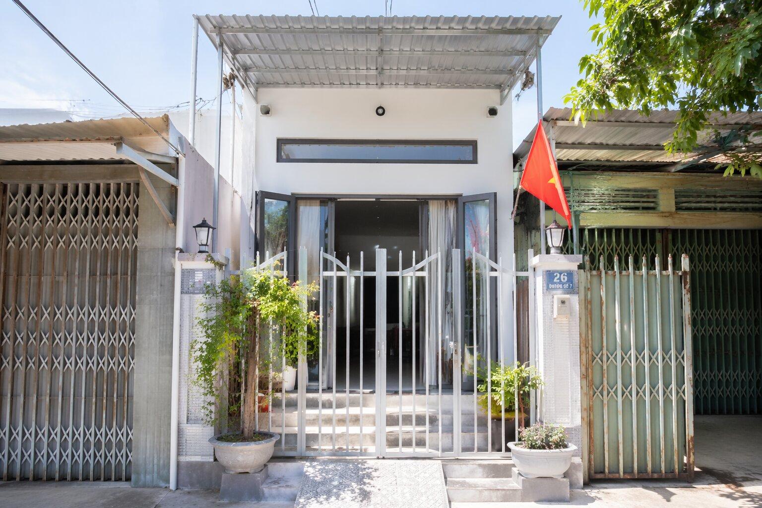 Thiết kế mặt tiền gọn gàng cho nhà hẹp mái tôn ở đô thị Việt Nam