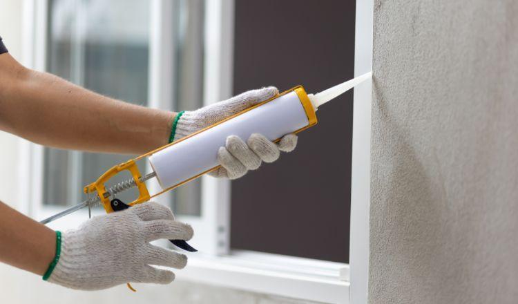 Sử dụng keo chuyên dụng để xử lý kín khít các mối nối và khe hở, ngăn chặn triệt để âm thanh lọt qua (Nguồn: Internet)