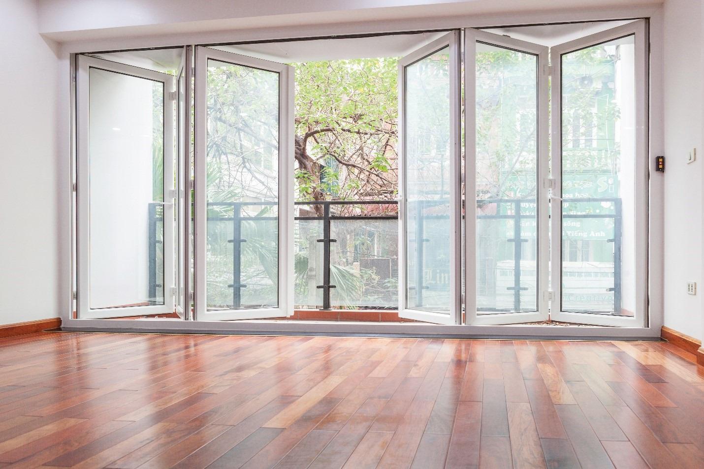 Nhà phố lắp đặt cửa nhựa lõi thép cách âm 6 cánh giúp giảm thiểu tiếng ồn giao thông (Nguồn: Internet)