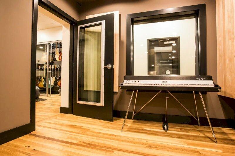 Gia chủ nên ưu tiên sử dụng cửa gỗ hoặc cửa chuyên dụng cách âm cho phòng Karaoke (Nguồn: Internet)