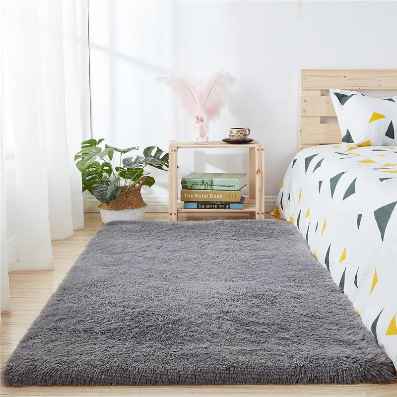 Trải thảm dày kết hợp tấm xốp lót giúp tiêu âm tại chỗ và giảm thiểu tiếng ồn va đập phát ra từ bề mặt sàn (Nguồn: Internet)