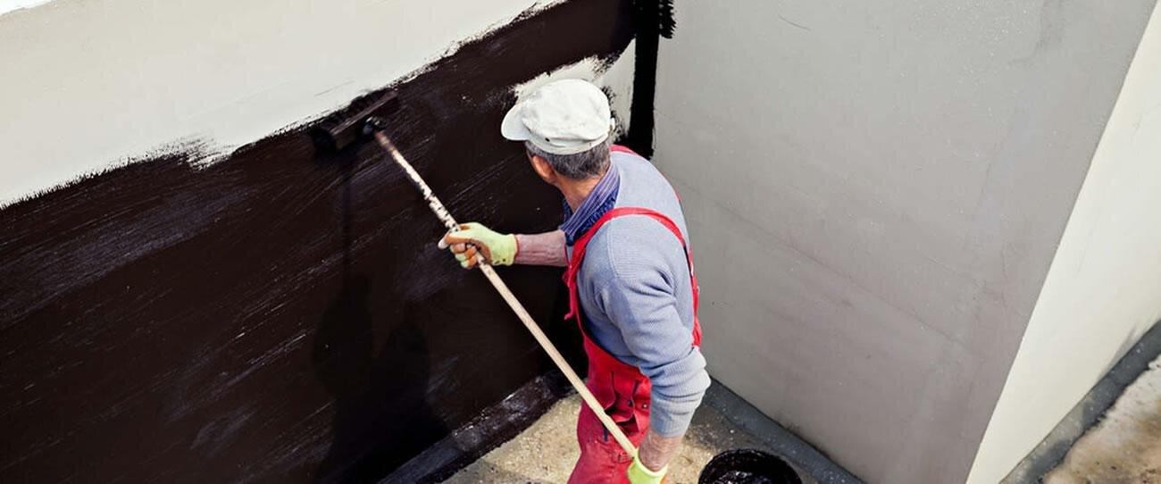 Khe hở giữa hai nhà liền kề là vị trí nhạy cảm cần được che chắn kỹ để tránh thấm tường (Nguồn: Internet)