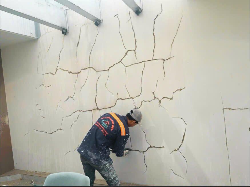 Đối với tường bị nứt, thấm nặng, gia chủ nên gọi thợ chuyên nghiệp xử lý (Nguồn: Internet)