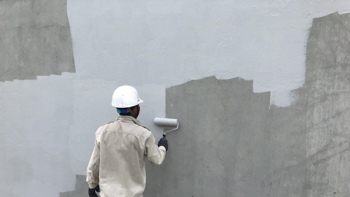 Lăn đều một lớp sơn lót và đợi 4 - 6 giờ rồi tiếp tục thi công (Nguồn: Internet)