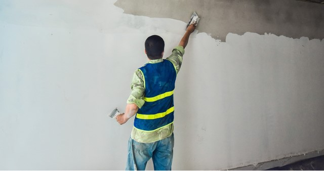Công tác bả và sơn lại bề mặt tường cũ thuộc trường hợp sửa chữa nhỏ được miễn giấy phép xây dựng (Nguồn: Internet)