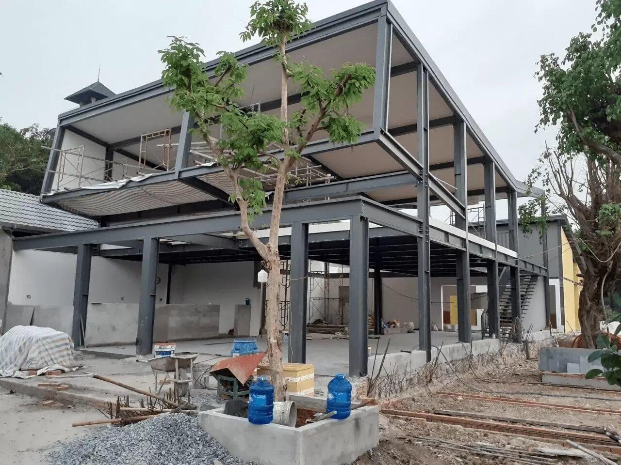 Quá trình thi công lắp đặt hệ khung thép tiền chế siêu nhẹ giúp nâng tầng nhanh chóng và giảm tải trọng cho nền móng (Nguồn: Internet)