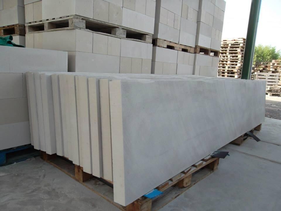 Khối gạch bê tông nhẹ CLC đúc sẵn vuông vắn và đồng nhất sẵn sàng đưa vào thi công (Nguồn: Internet)