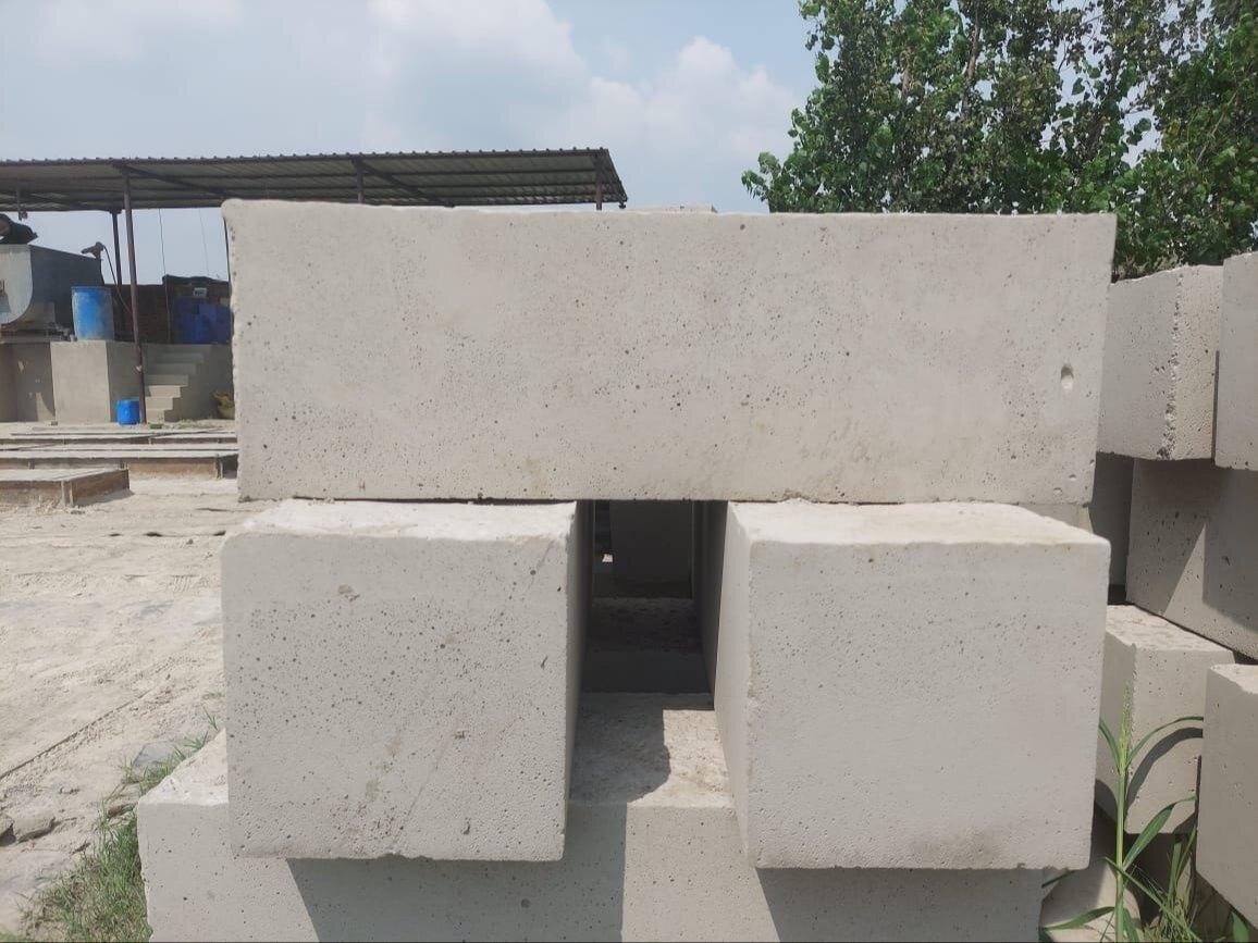 Các khối bê tông nhẹ đúc sẵn tại công trình cần được lắp đặt đúng kỹ thuật để tối ưu hóa bề mặt phẳng và khả năng chịu lực tập trung (Nguồn: Internet)